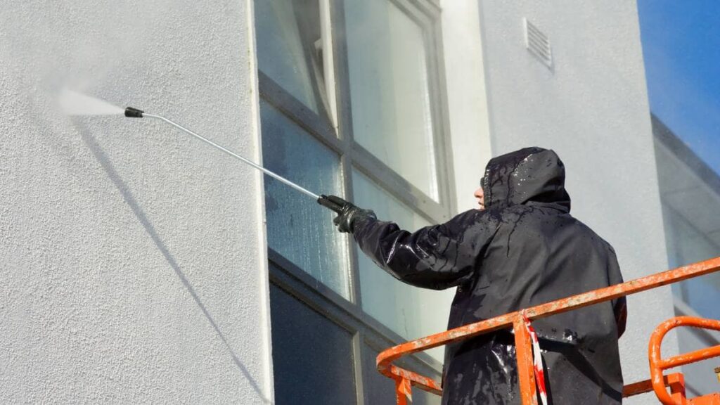 Crepi op de gevel laten reinigen door een specialist.