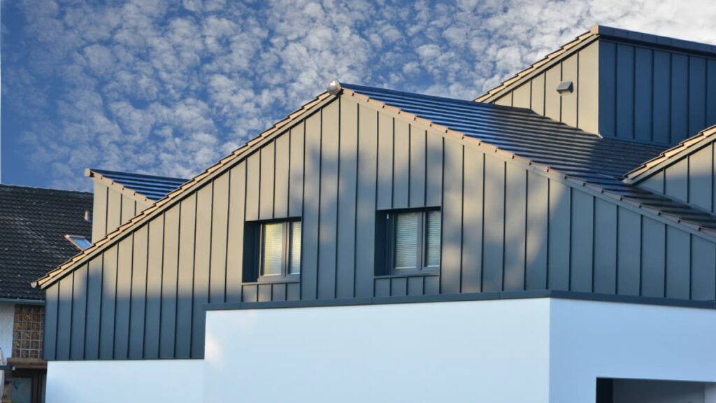 Een woning met aluminium gevelbekleding.