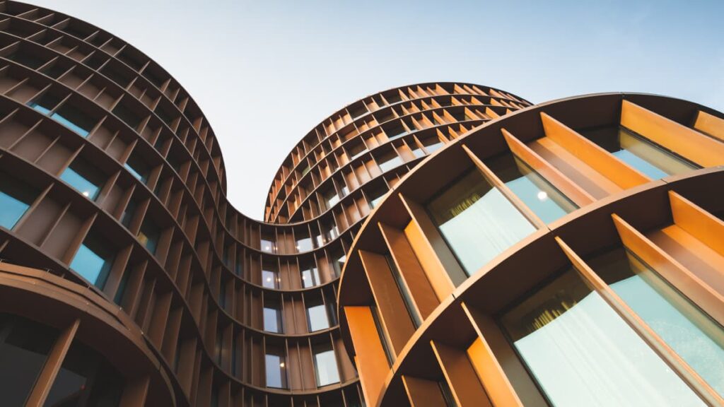 Een groot commercieel gebouw met sierlijke bogen en een metalen gevelbekleding.