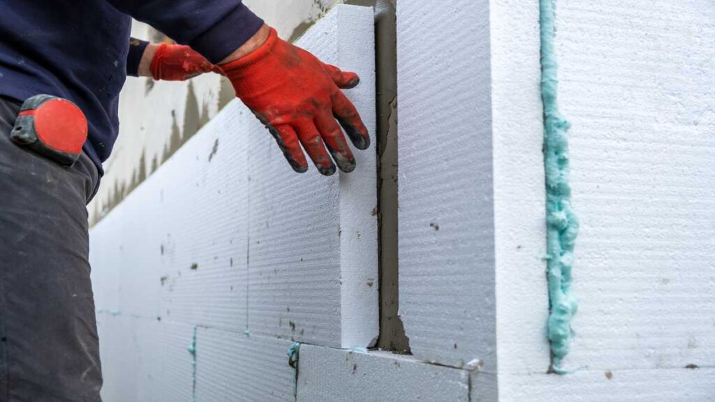 Gevel isoleren met blokken en daarna nieuwe gevelbekleding aanbrengen.